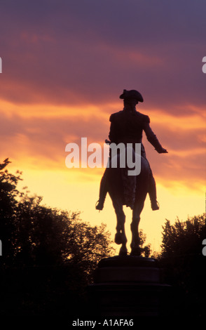 Statue von George Washington bei Abenddämmerung Boston Massachusetts, USA Stockfoto