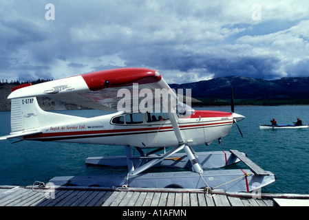 Kanada-Yukon Territory-Paddler Kanu vorbei Wasserflugzeug Dock auf Schwatka Lake in der Nähe von Whitehorse Stockfoto