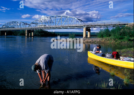 Kanada-Yukon Territory Carmacks Paddler reinigt Gerichte während der Reise in die Paddel Yukon River Stockfoto