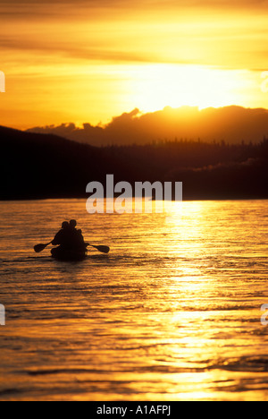 Kanada Yukon Territory Herr Greg Fakete Ross Phillips Paddel Yukon Fluss unter der Mitternachtssonne in der Nähe von Carmacks Stockfoto