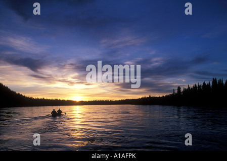 Kanada Yukon Territory Herr Greg Fakete Ross Phillips Paddel Yukon Fluss unter der Mitternachtssonne in der Nähe von Carmacks Stockfoto