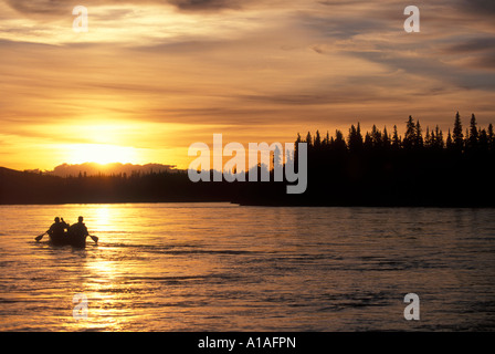 Kanada Yukon Territory Herr Greg Fakete Ross Phillips Paddel Yukon Fluss unter der Mitternachtssonne in der Nähe von Carmacks Stockfoto