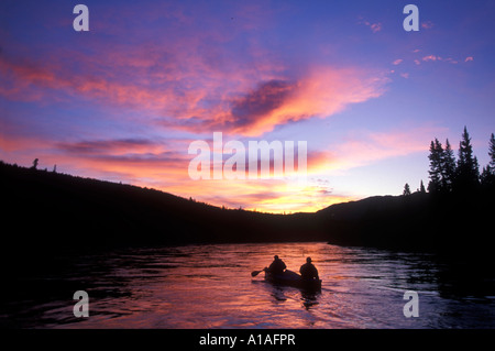 Kanada Yukon Territory Herr Greg Fakete Ross Phillips Paddel Yukon Fluss unter der Mitternachtssonne in der Nähe von Carmacks Stockfoto