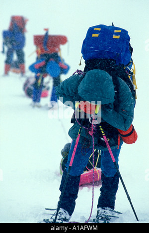 USA Alaska Herr Klettern Expedition steht erschöpft in Blizzard auf West Buttress Strecke bis Mount McKinley Stockfoto
