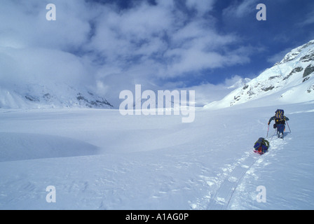 USA Alaska Denali National Park Herr Kletterer Schneeschuh mit schweren packt Kahiltna Gletscher auf Mt McKinley West Buttress Stockfoto
