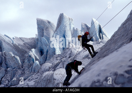 USA Alaska Eiskletterer an steile Eiswand Matanuska Gletscher in den Chugach Range mountains Stockfoto