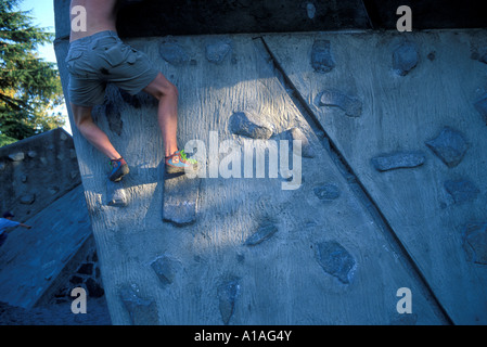 USA-Washington-Seattle-junger Mann klettert künstliche Felswand in University of Washington Parkplatz bei Sonnenuntergang Stockfoto