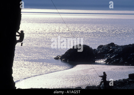 USA Alaska Chugach State Park Bergsteiger auf Felswand entlang Turnagain Arm an Sommernachmittagen Silhouette Stockfoto