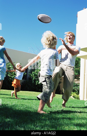 Familie, spielen im Garten Stockfoto