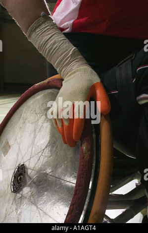 Nahaufnahme von Hand auf einen Rollstuhl Stockfoto