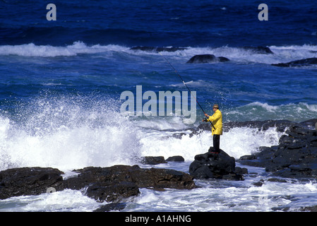 Australien-Victoria-Surf Fischer steht in brechenden Wellen entlang der Great Ocean Road in der Nähe von Angahook Lorne State Park Stockfoto