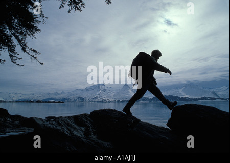 USA Alaska Kletterer Wanderungen entlang Prinz-William-Sund Chugach Mountains im Abstand in der Nähe von Stadt von Valdez Stockfoto