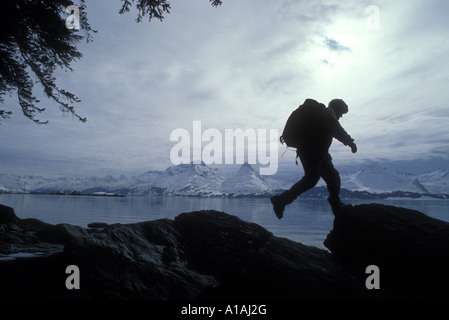 USA Alaska Kletterer Wanderungen entlang Prinz-William-Sund Chugach Mountains im Abstand in der Nähe von Stadt von Valdez Stockfoto