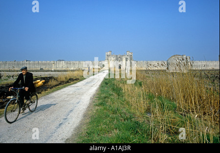 Umgeben von mittelalterlichen Stadtmauer und Verteidigungsanlagen der Stadt Aigues Mortes Stockfoto