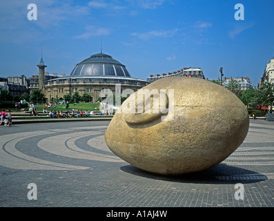 Skulptur L Ecoute von Henri de Miller auf gefliesten öffentlichen Raum mit der alten Bourse du Commerce hinter Börse Paris Stockfoto