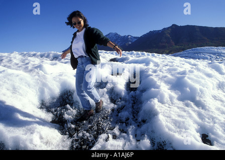 USA Alaska Herr Helen Jung Wanderungen auf dem blauen Eis des Matanuska Gletscher in den Chugach Mountains Stockfoto