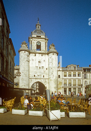 Cafe in den wichtigsten Platz von La Rochelle in Richtung Porte De La Grosse Horloge Stockfoto
