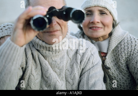 Älteres Paar mit dem Fernglas Stockfoto