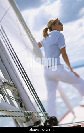 Frau stehend auf Boot Blick auf das Meer Stockfoto