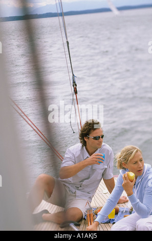 Paar am Boot Essen Stockfoto