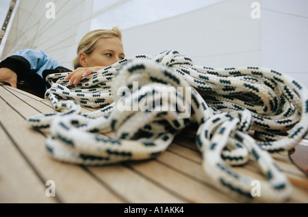 Frau mit einem Seil auf dem Deck des Schiffes Stockfoto