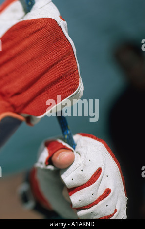 Nahaufnahme von behandschuhten Händen mit Seil Stockfoto