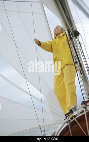 Frau, die Segel auf Boot anpassen Stockfoto