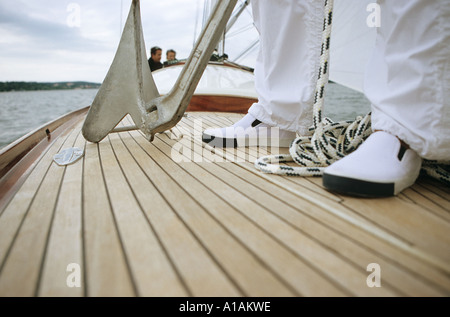 Nahaufnahme der Füße und Anker auf dem Deck des Bootes Stockfoto