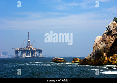 Öl-Bohr-Plattform in der Guanabara-Bucht-Rio De Janeiro-Brasilien Stockfoto