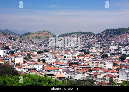Die Drogenkartellen Elendsvierteln an den Berghängen umgeben die Kirche Nossa Senhora da Penha de Franca in Rio De Janeiro Brasilien Stockfoto