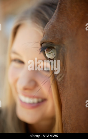 Junge Frau und ihr Pferd Stockfoto