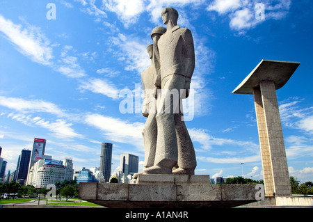 Das Kriegerdenkmal zum Gedenken an Brasilien s Beteiligung im 2. Weltkrieg in der Nähe von Gloria Pier in Rio De Janeiro Brasilien Stockfoto