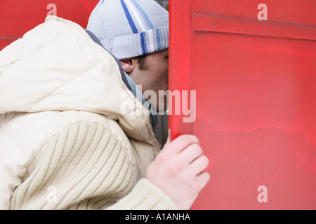 Mann, die Fensterläden öffnen Stockfoto