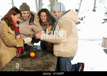 Freunde heben einen Toast außerhalb Stockfoto