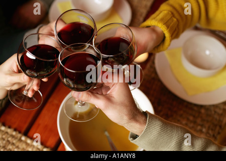 Freunde, toasten mit Rotwein Stockfoto