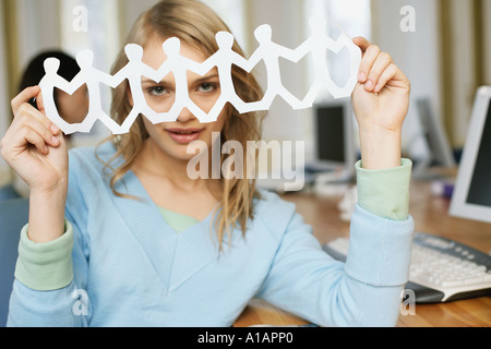 Frau hält Papierkette Stockfoto