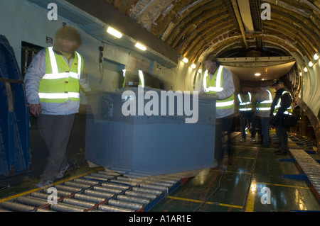 Rollen einer Box entlang im Frachtraum ein Frachtflugzeug von Shorts SC 5 Belfast Stockfoto