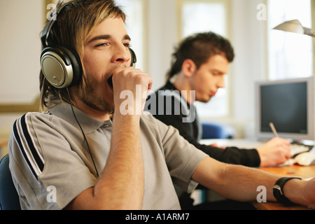 Mann im Kopfhörer Gähnen Stockfoto