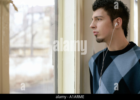 Mann, Musikhören und wehmütigen Blick Stockfoto