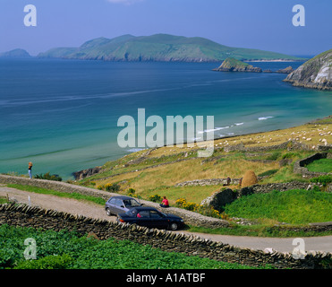 hohe Klippen auf malerische Atlantikküste Irlands, Stockfoto