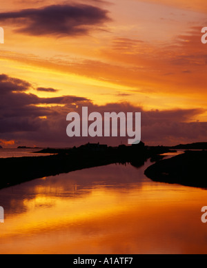 Abends Sonnenuntergang Silhouette auf ruhigen Gewässern von einem alten Schifffahrtskanal an Irlands Westküste, Blennerville, Tralee, Schönheit in der Natur, Stockfoto