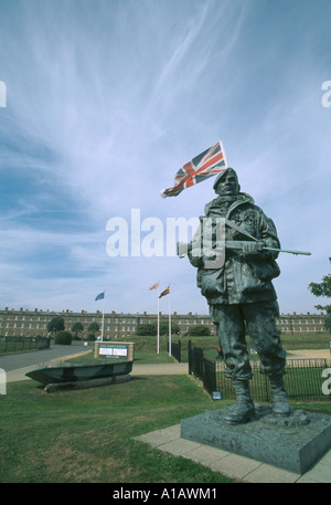 England, Hampshire, Portsmouth, Statue der Marine am Eingang des Royal Marines Museum. Stockfoto