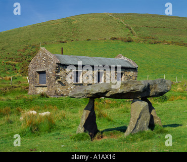 Irland, County Kerry, Dingle Halbinsel, kleine Naturstein-Haus auf einer abgelegenen irischen Bergseite, wilden Atlantik Weg Stockfoto