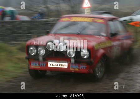 Mark II 2 Escort verschwommen gleiten, wobei eine Ecke auf der Toshiba-Kundgebung in Ballypatrick Forest County Antrim Northern Ireland Stockfoto