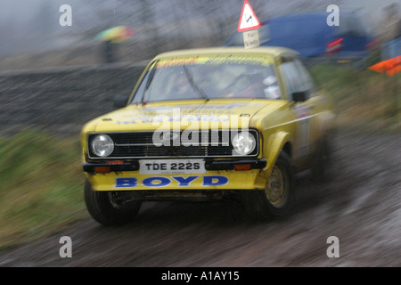 Mark II 2 Escort verschwommen gleiten, wobei eine Ecke auf der Toshiba-Kundgebung in Ballypatrick Forest County Antrim Northern Ireland Stockfoto