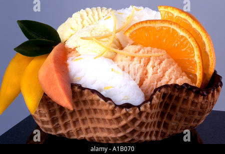 Eisbecher mit Obst Stockfoto