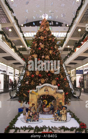 Ein vollständig dekorierter Weihnachtsbaum in einem Einkaufszentrum im Stadtteil Nove Mesto Prag Tschechisch Stockfoto