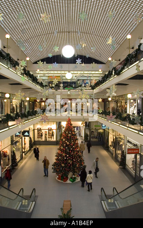 Ein vollständig dekorierter Weihnachtsbaum in einem Einkaufszentrum im Stadtteil Nove Mesto Prag Tschechisch Stockfoto