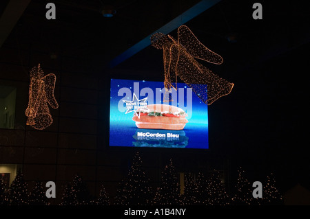 Weihnachtsschmuck mit Mc Donald's Cordon Bleu Werbung auf Großleinwand in einem Einkaufszentrum in Prag Tschechien Stockfoto