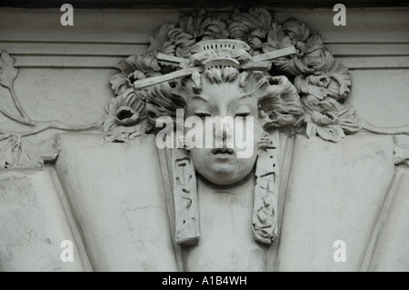 Fries von einer japanischen Frau auf der Außenseite des Jugendstil Bahnhofsgebäude in Praha Hlavni nadrazi Hauptbahnhof in Prag in der Tschechischen Republik Stockfoto